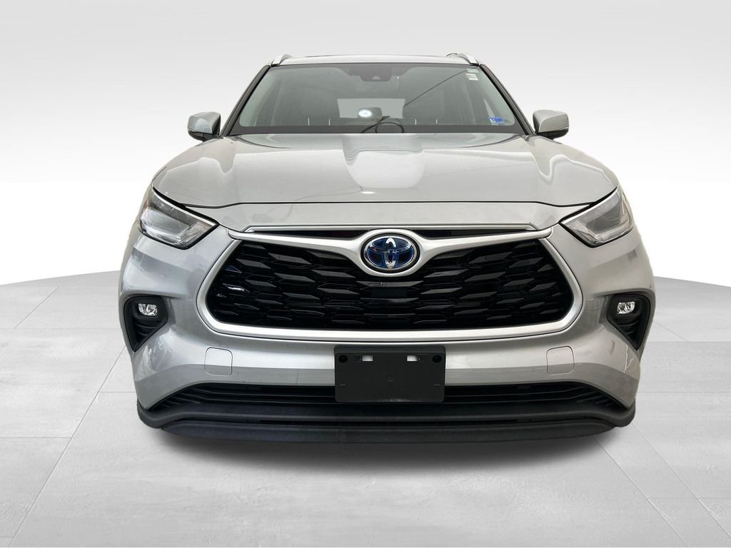 Used 2021 Silver Toyota XLE image 9