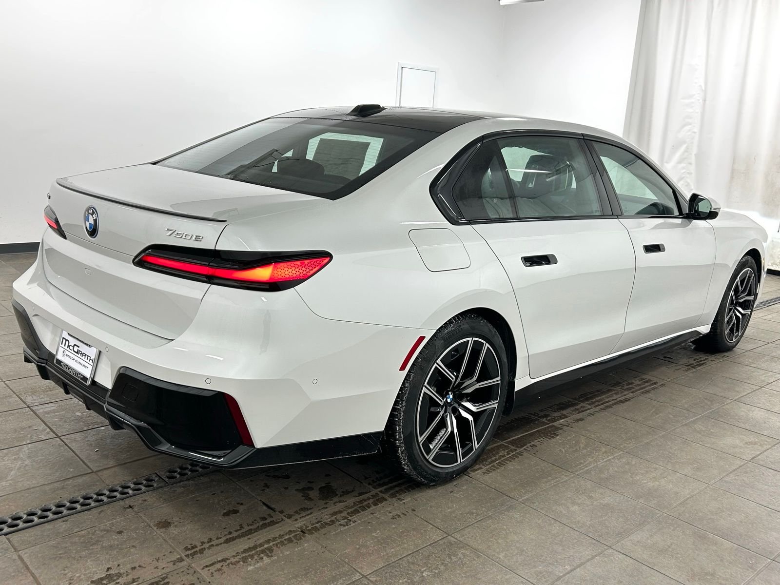 New 2026 Mineral White Metallic BMW 750e xDrive image 5