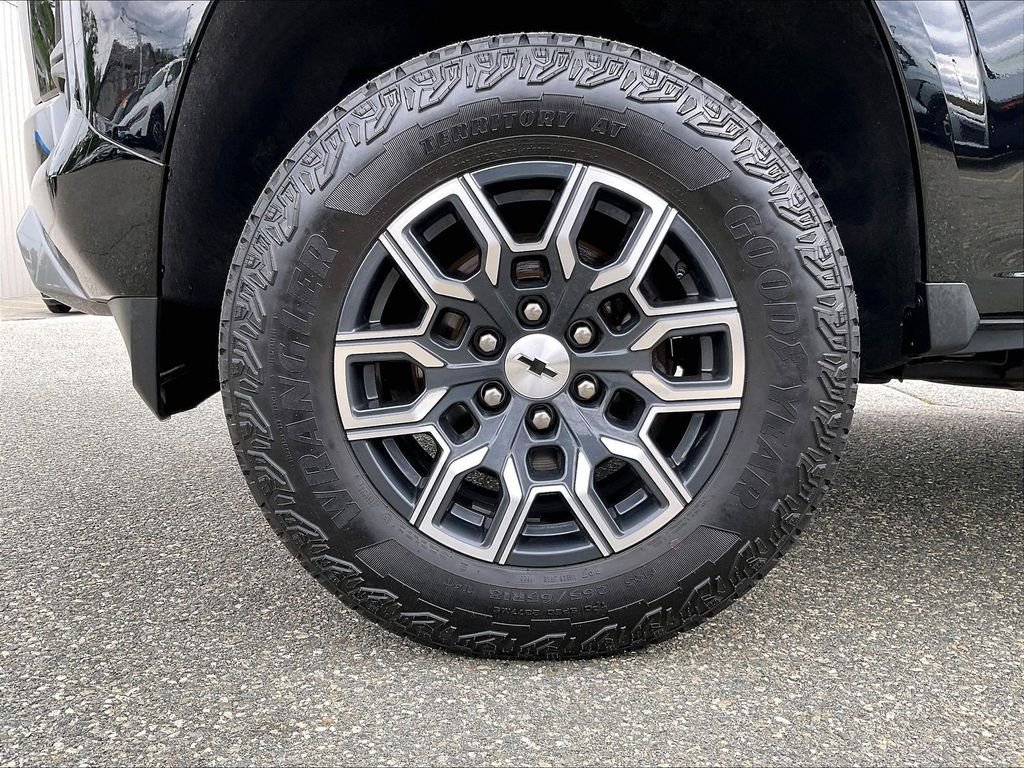 Used 2023 Black Chevrolet Z71 image 7