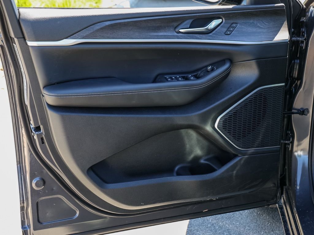 New 2026 Baltic Gray Metallic Clear-Coat Exterior Paint Jeep Limited image 22