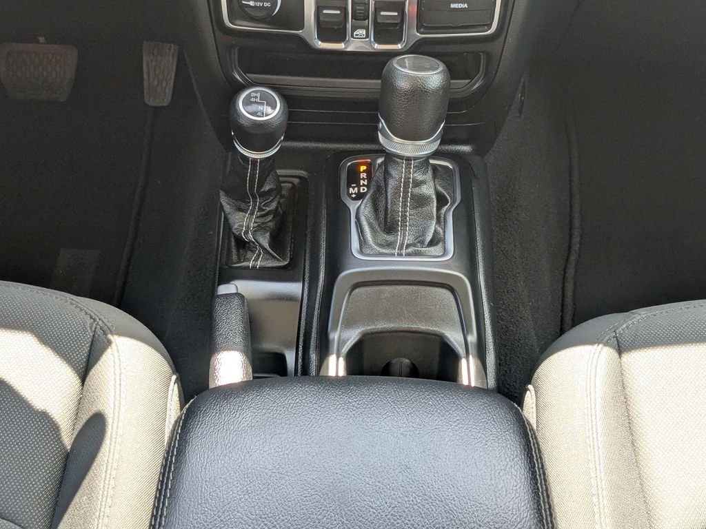 Used 2023 White/off-white Jeep Sahara image 18
