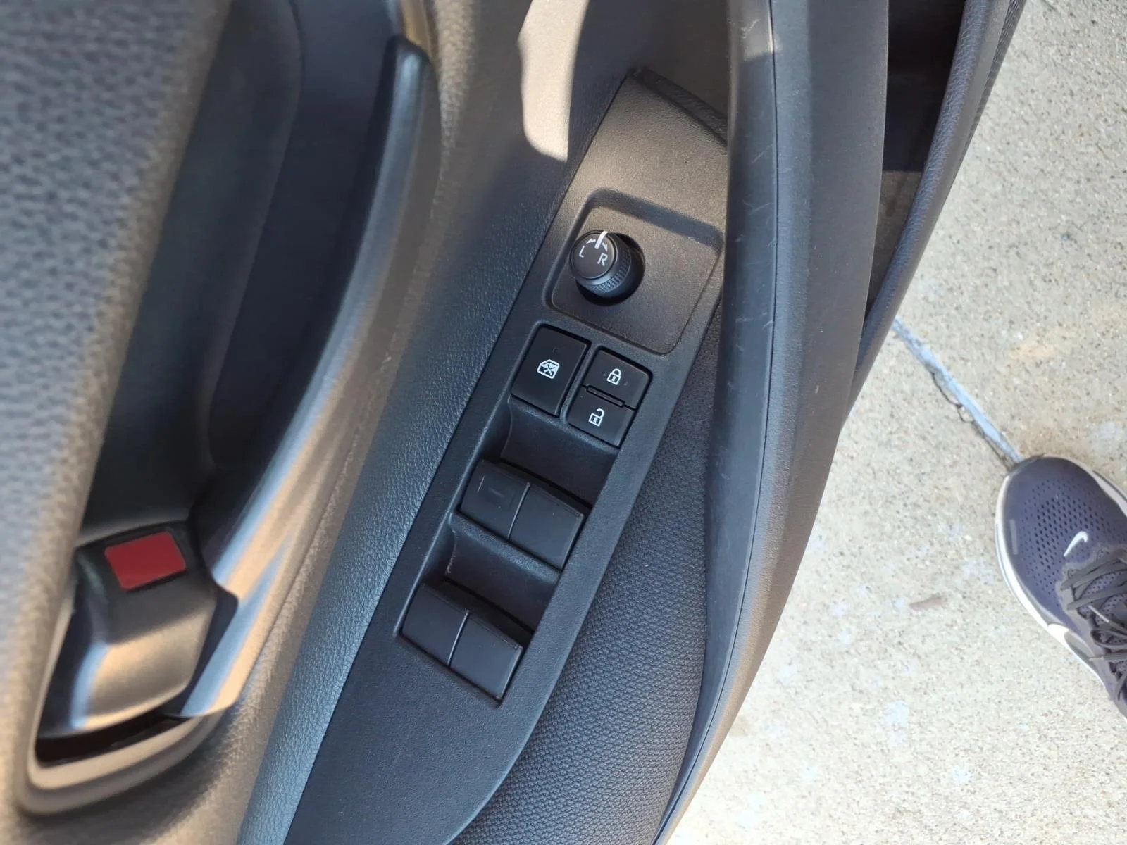 Used 2025 Wind Chill Pearl Toyota LE image 18