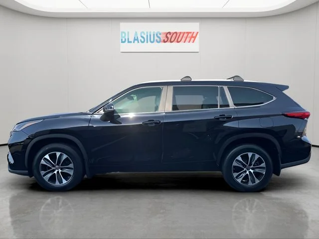 Used 2023 Black Toyota XLE image 6