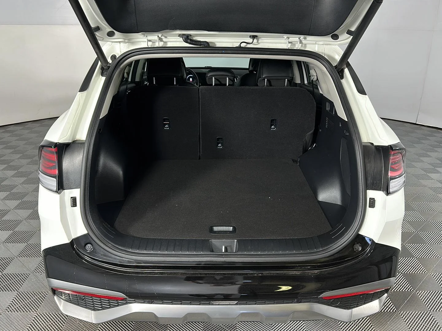 Used 2024 Snow White Pearl Kia SX-Prestige image 30