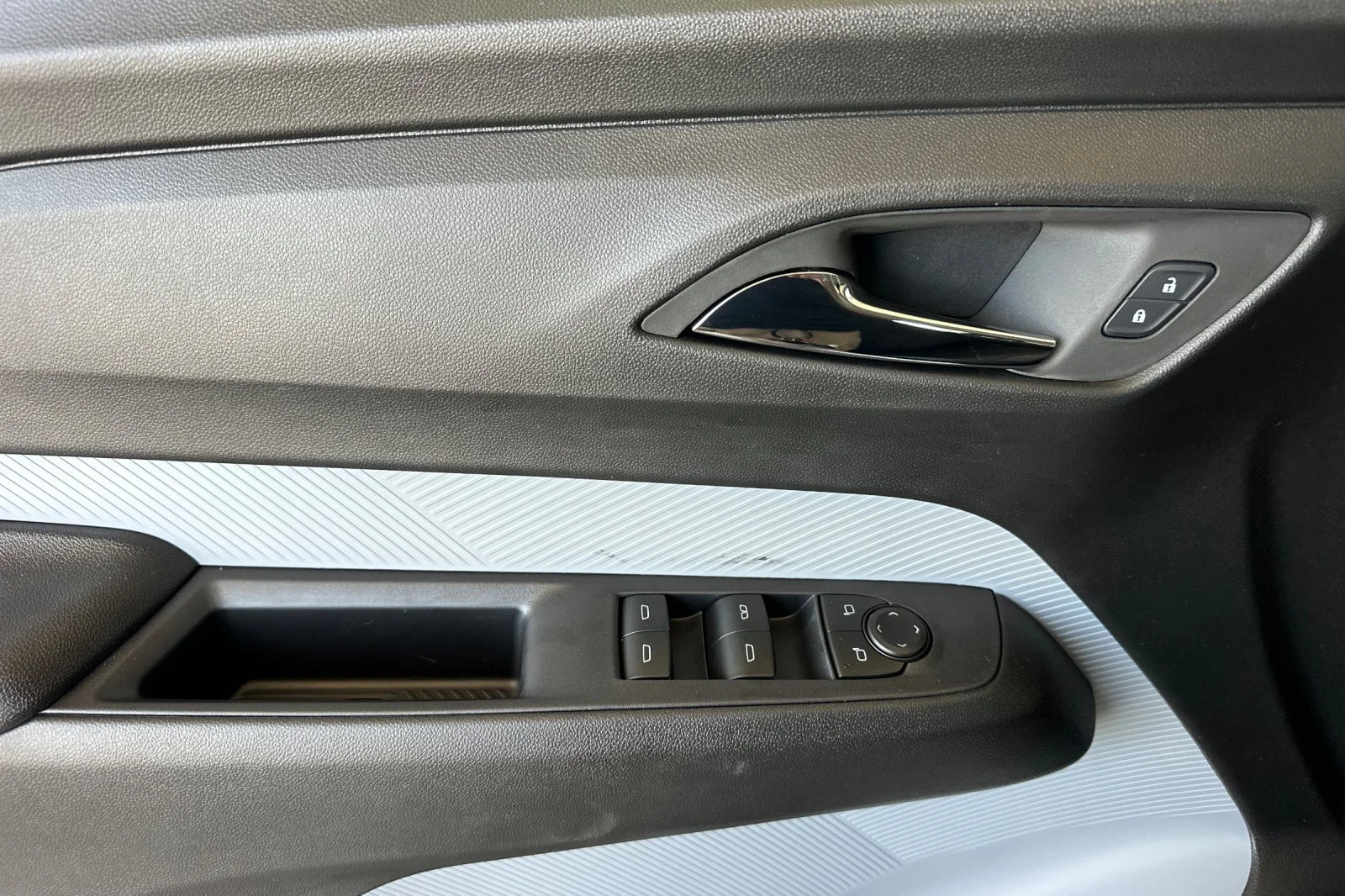 New 2027 Summit White Chevrolet LT image 11