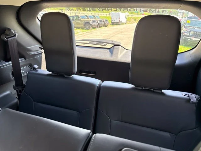 Used 2025  Mitsubishi SE image 21