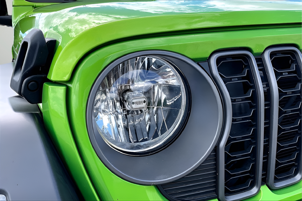 Used 2025 Green Jeep Sport image 33
