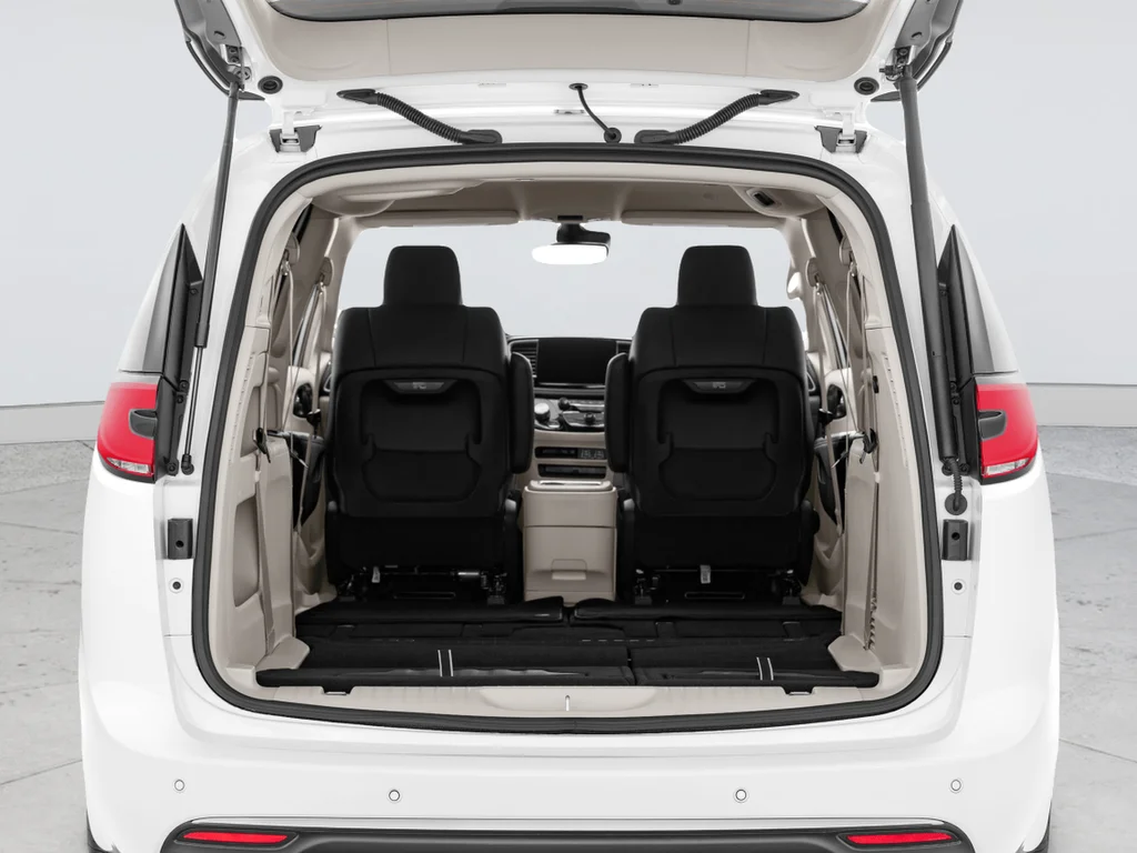 Used 2024 White Chrysler Limited image 30