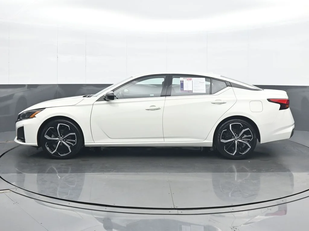 Used 2025 White Nissan 2.5 SR image 3