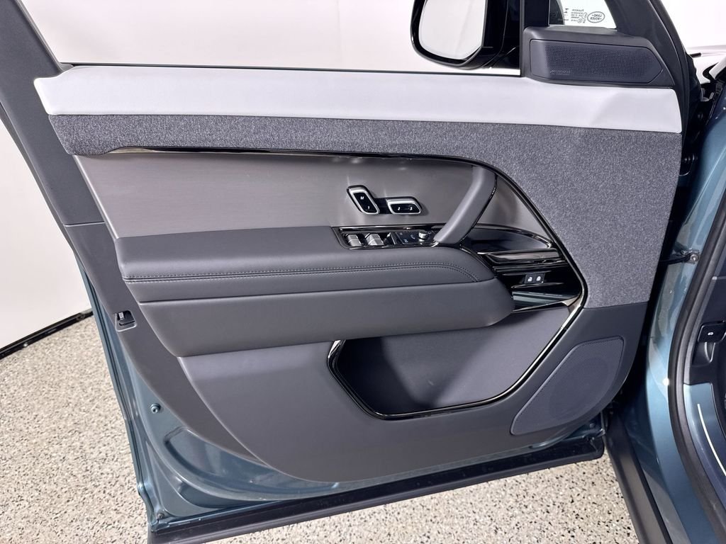 New 2026 GIOLA GRN MET Land Rover Dynamic SE image 13