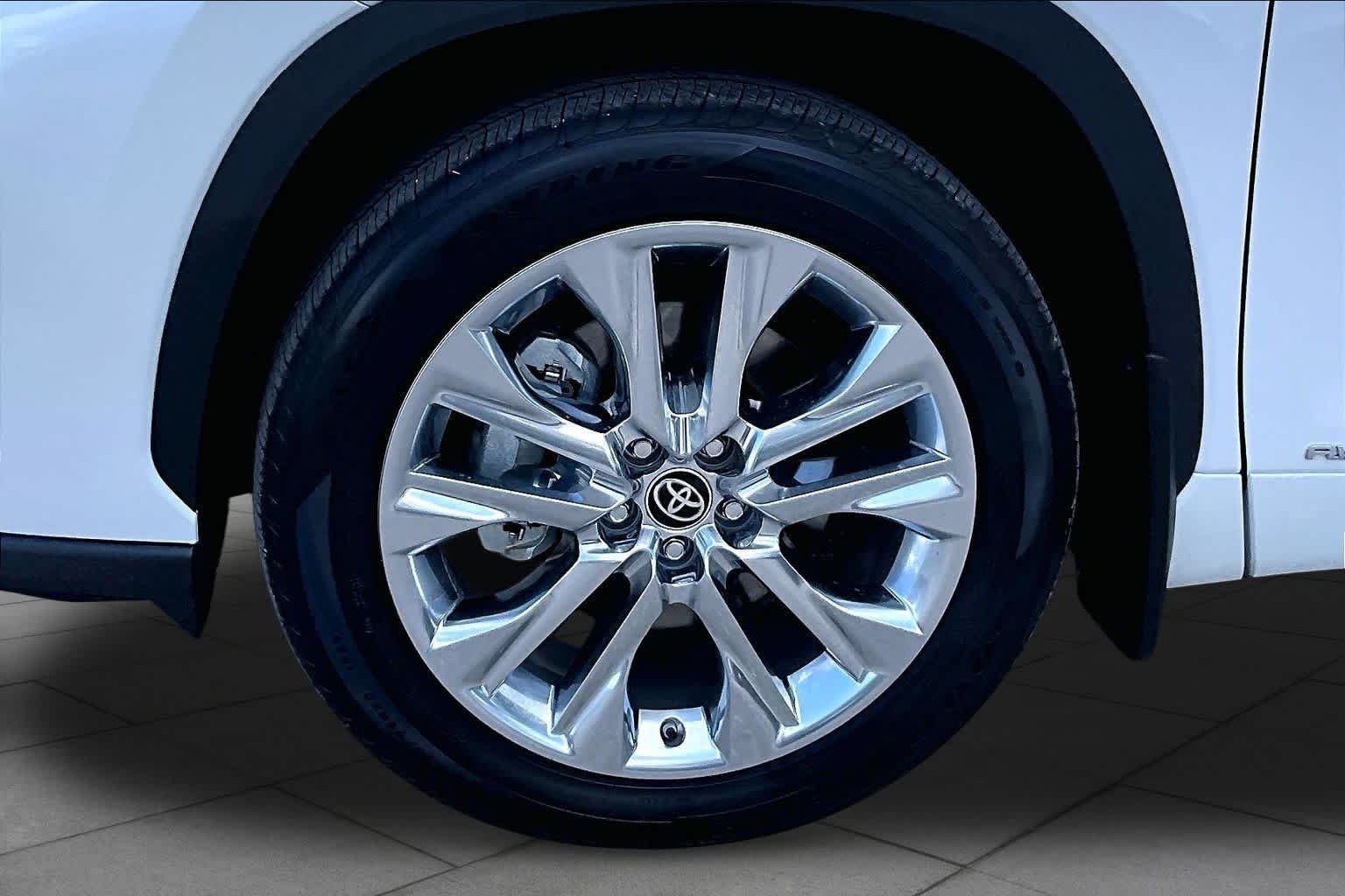 Used 2025 Wind Chill Pearl Toyota Hybrid Limited image 11