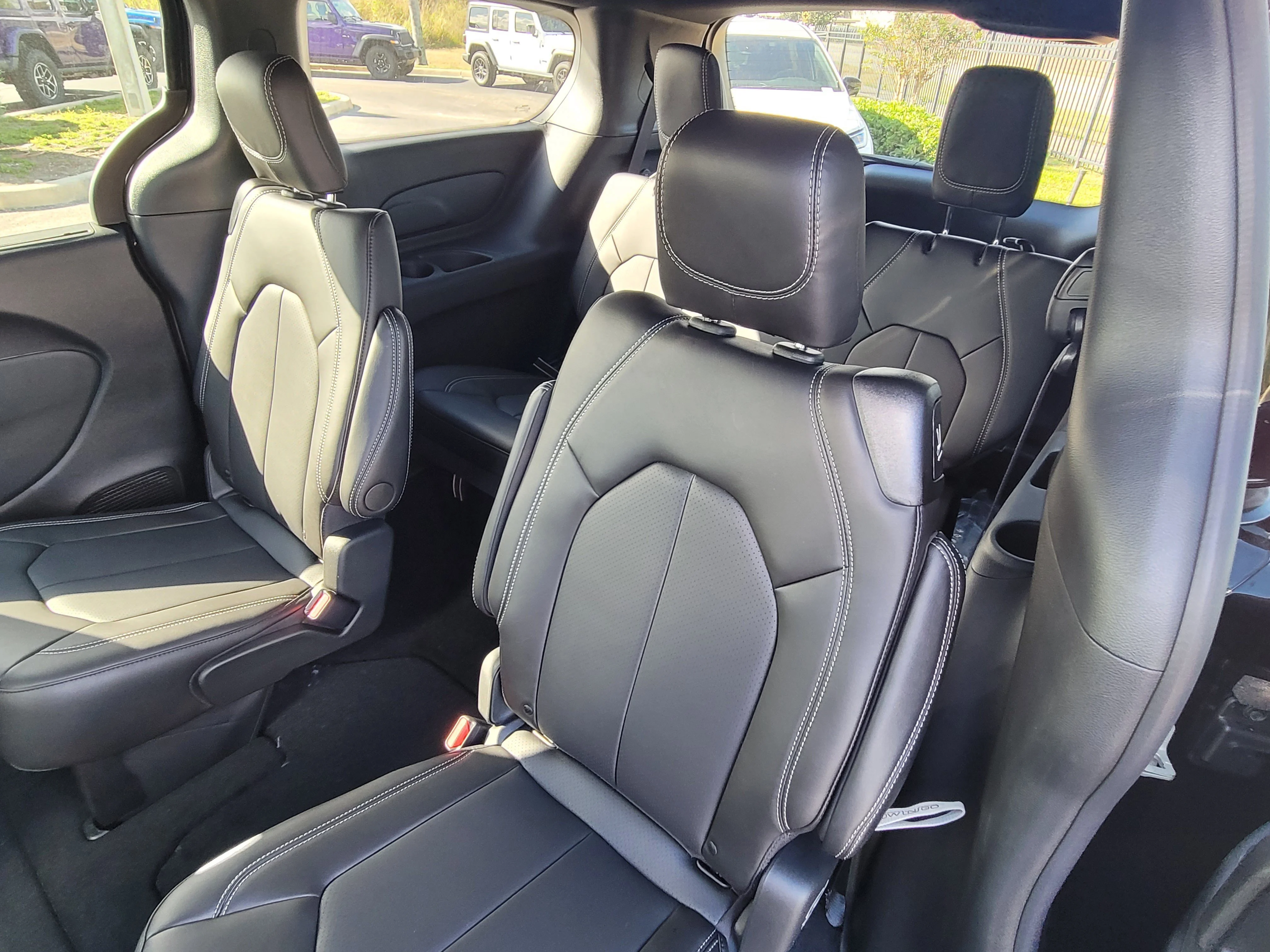 New 2026 Diamond Black Crystal Pearlcoat Chrysler Select image 11