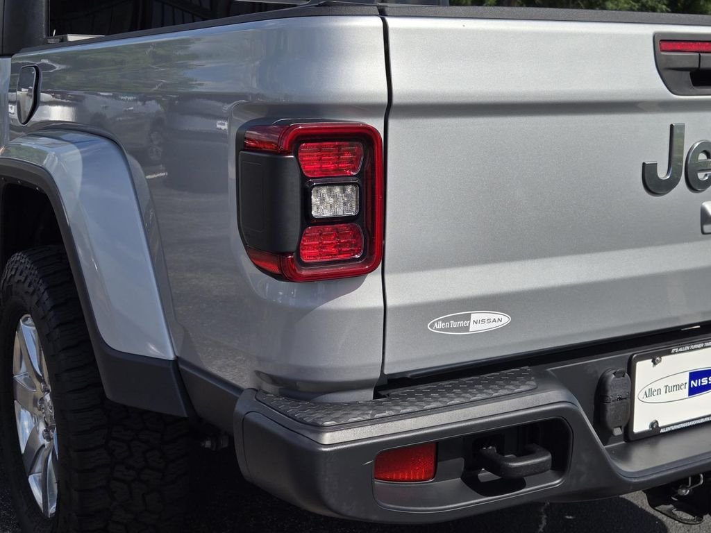 Used 2023 Silver Jeep Overland image 9