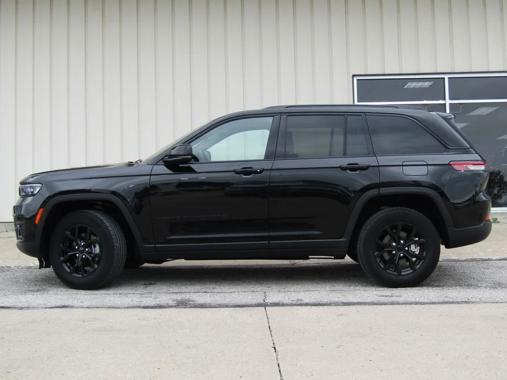 Used 2025 Diamond Black Jeep Altitude image 11