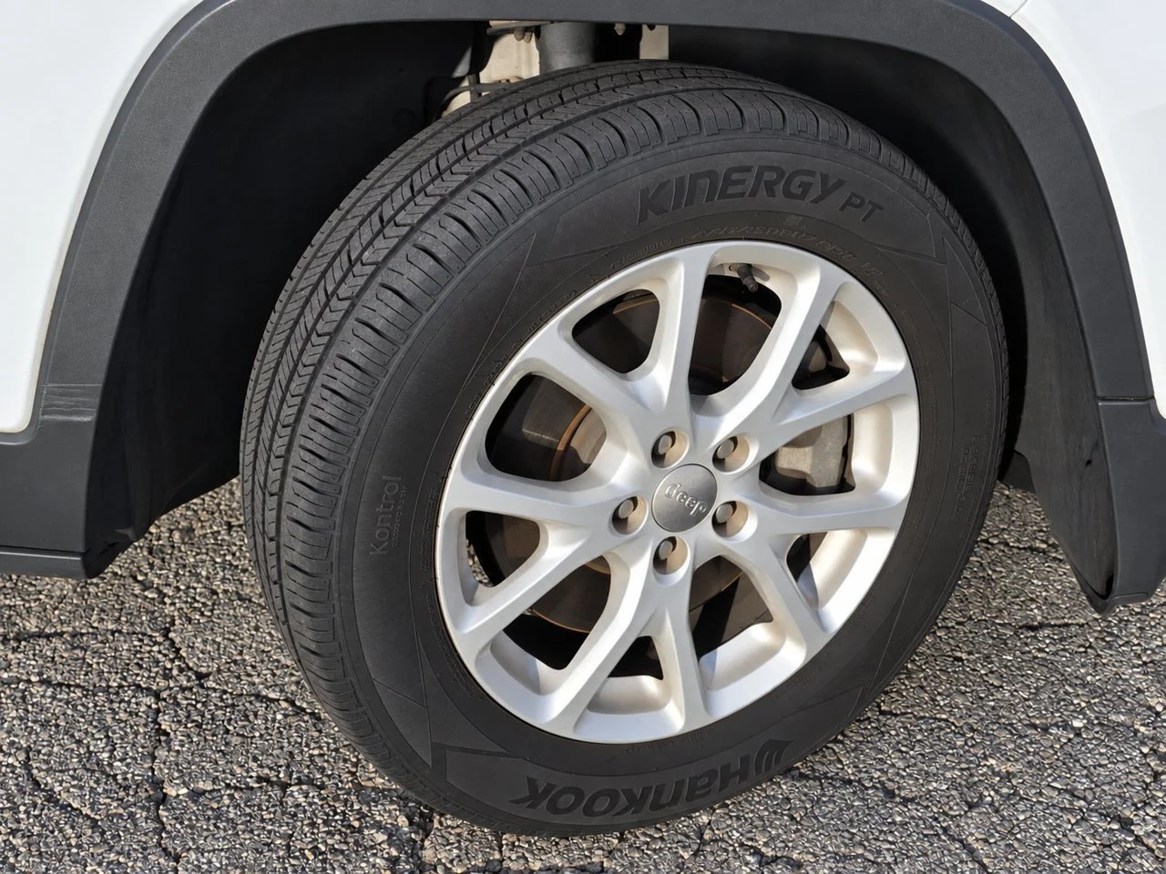 Used 2016 Bright White Jeep Latitude FWD image 9