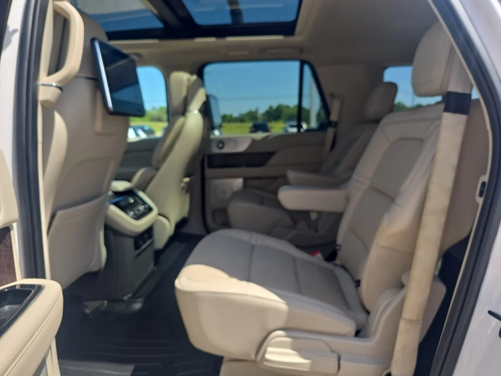 Used 2019 White Platinum Metallic Tri-Coat Lincoln Reserve image 9