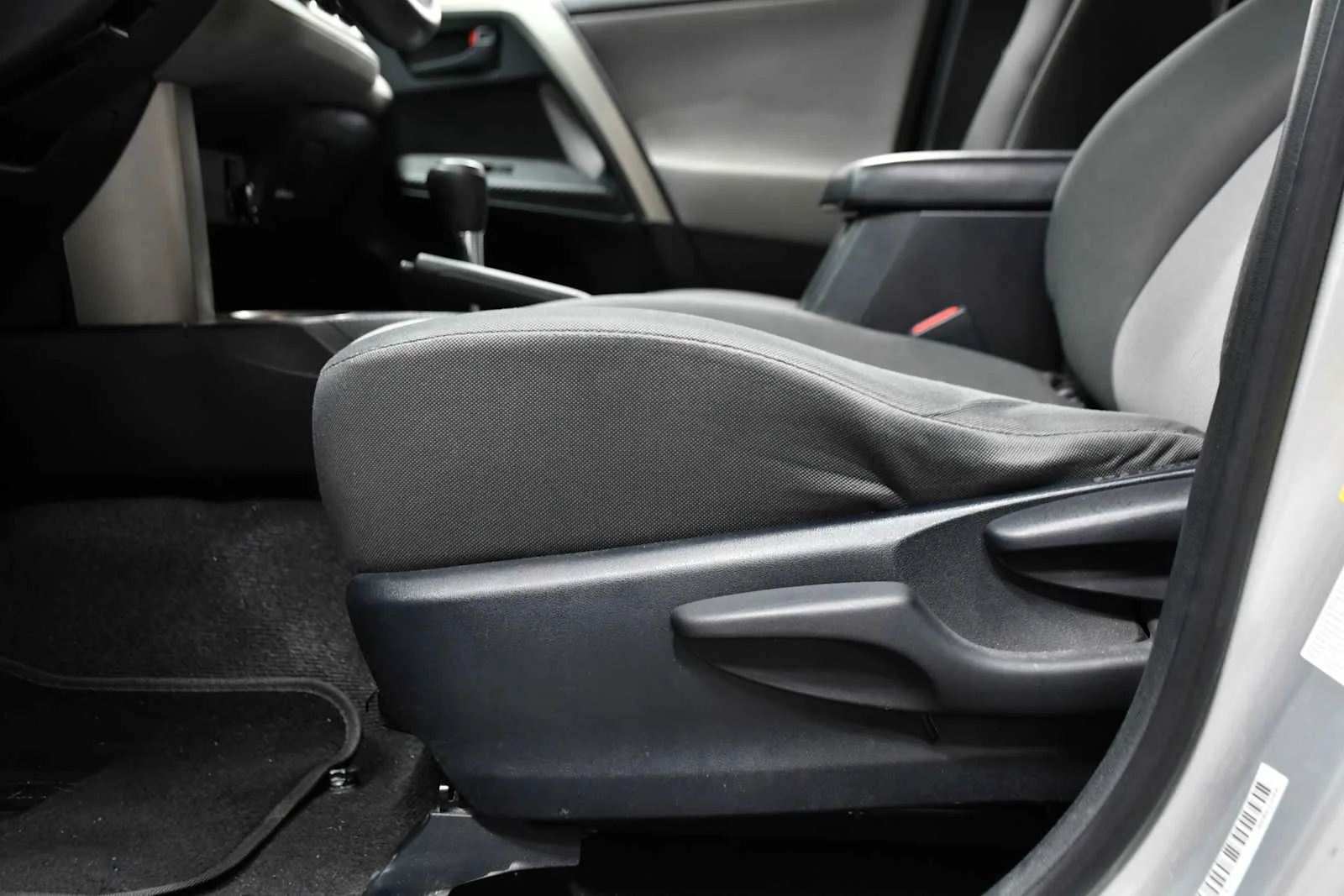 Used 2015 Classic Silver Metallic Toyota LE image 14