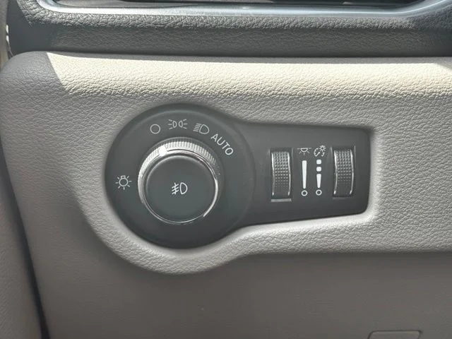 Used 2023 White Chrysler Limited image 17