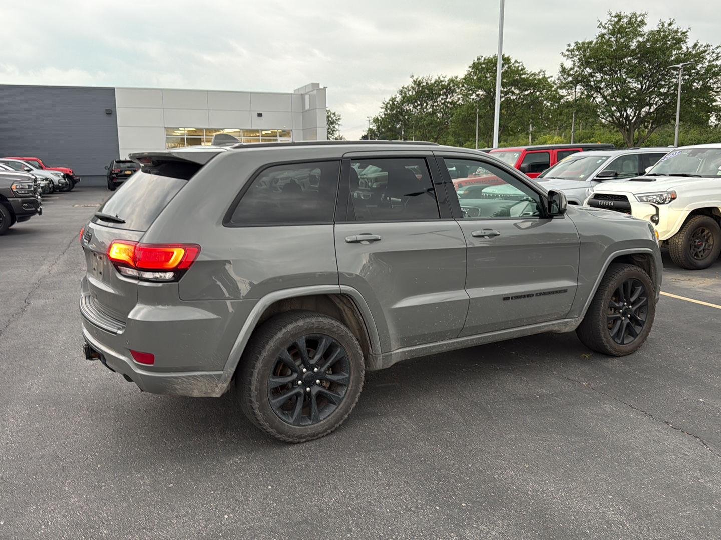 Used 2022 Sting-Gray Clearcoat Jeep Laredo X image 9