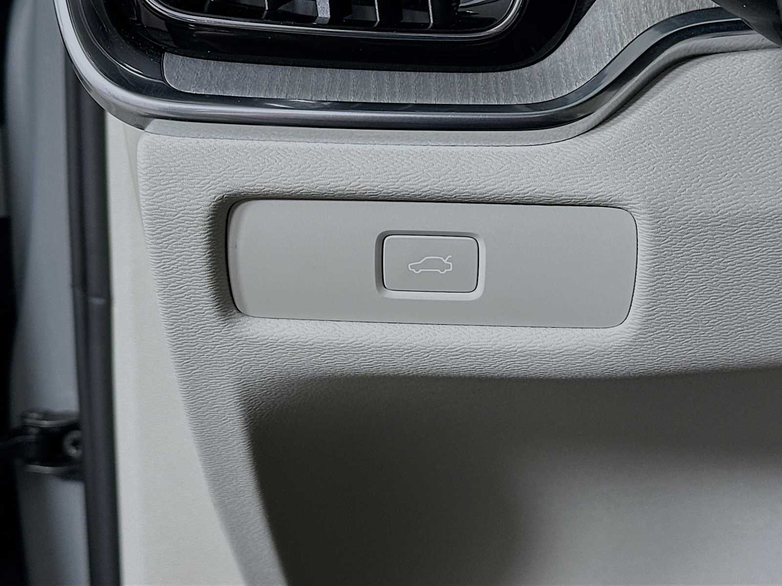 Used 2026 Vapour Grey Volvo Plus image 10
