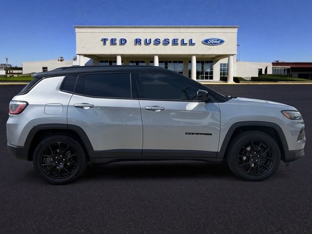 Certified Used 2022 Billet Silver Metallic Jeep Latitude image 4