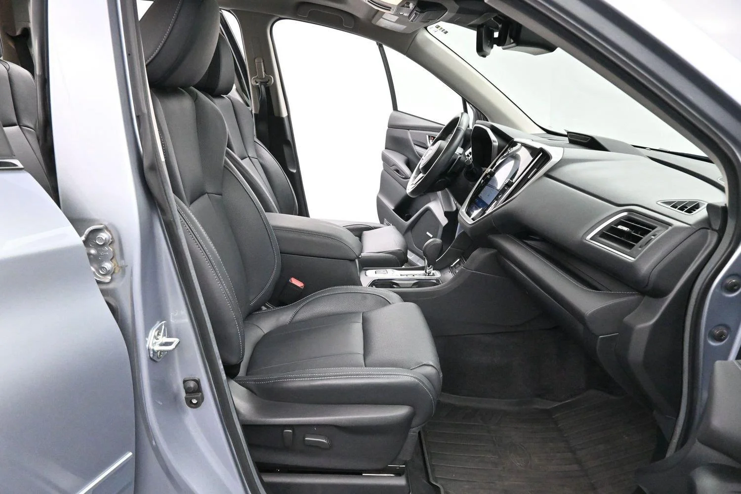 Used 2024 Ice Silver Metallic Subaru Limited image 34