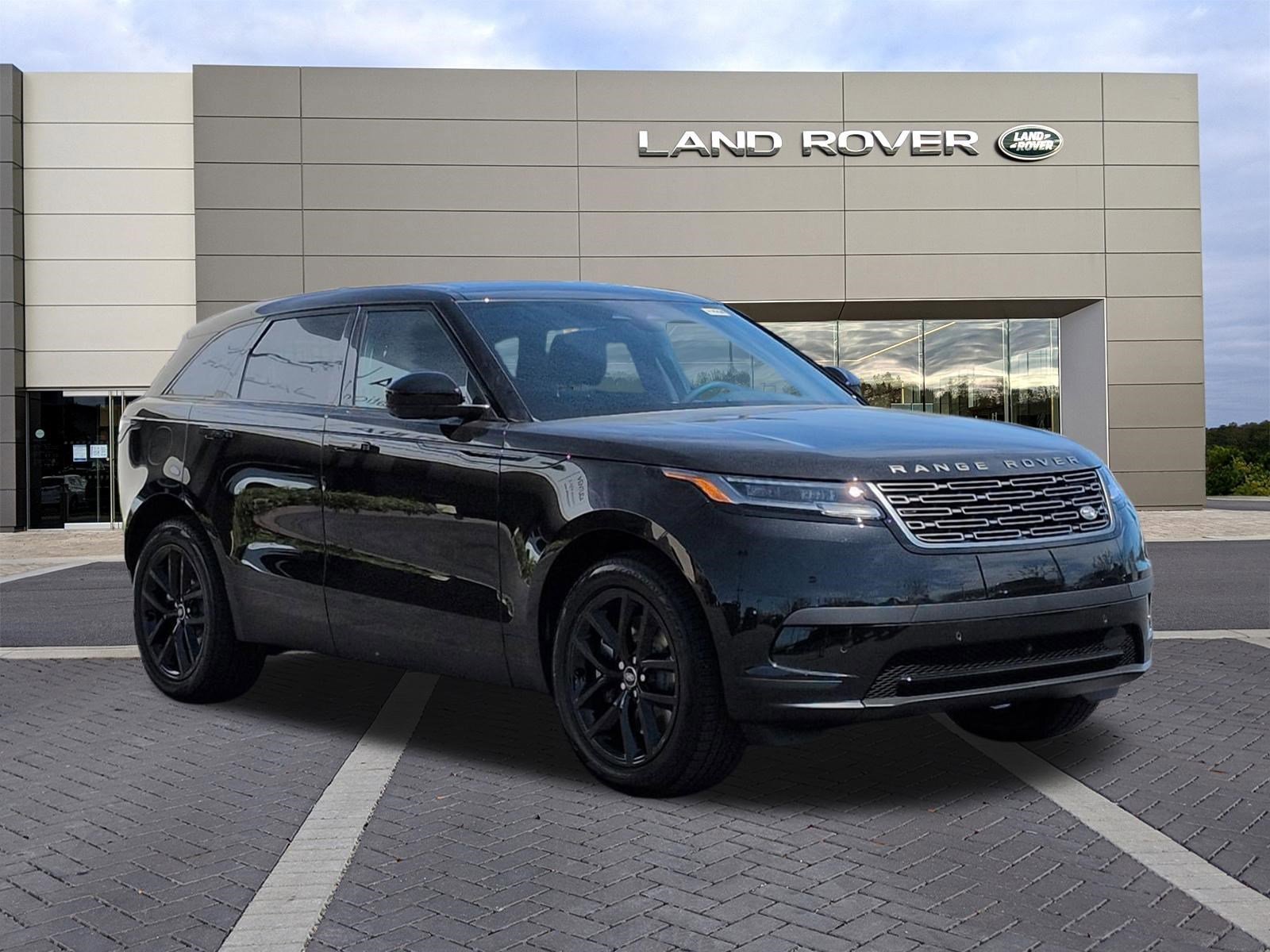 New 2026 Santorini Black Metallic Land Rover S image 3