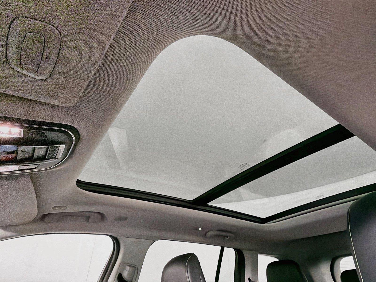 Used 2022 Bright White Clearcoat Jeep  image 5
