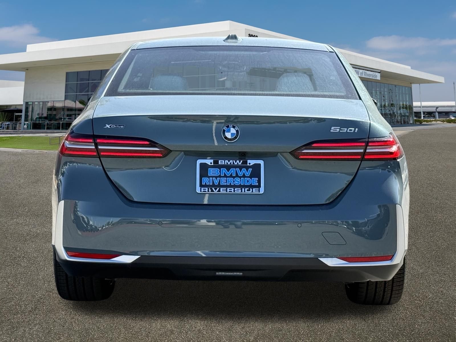 New 2027 Cape York Green Metallic BMW 530i xDrive image 9