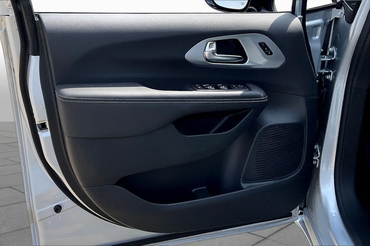 2026 Chrysler Pacifica Limited - Photo 10
