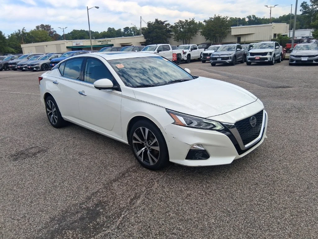 Used 2019 White Nissan 2.5 Platinum image 3