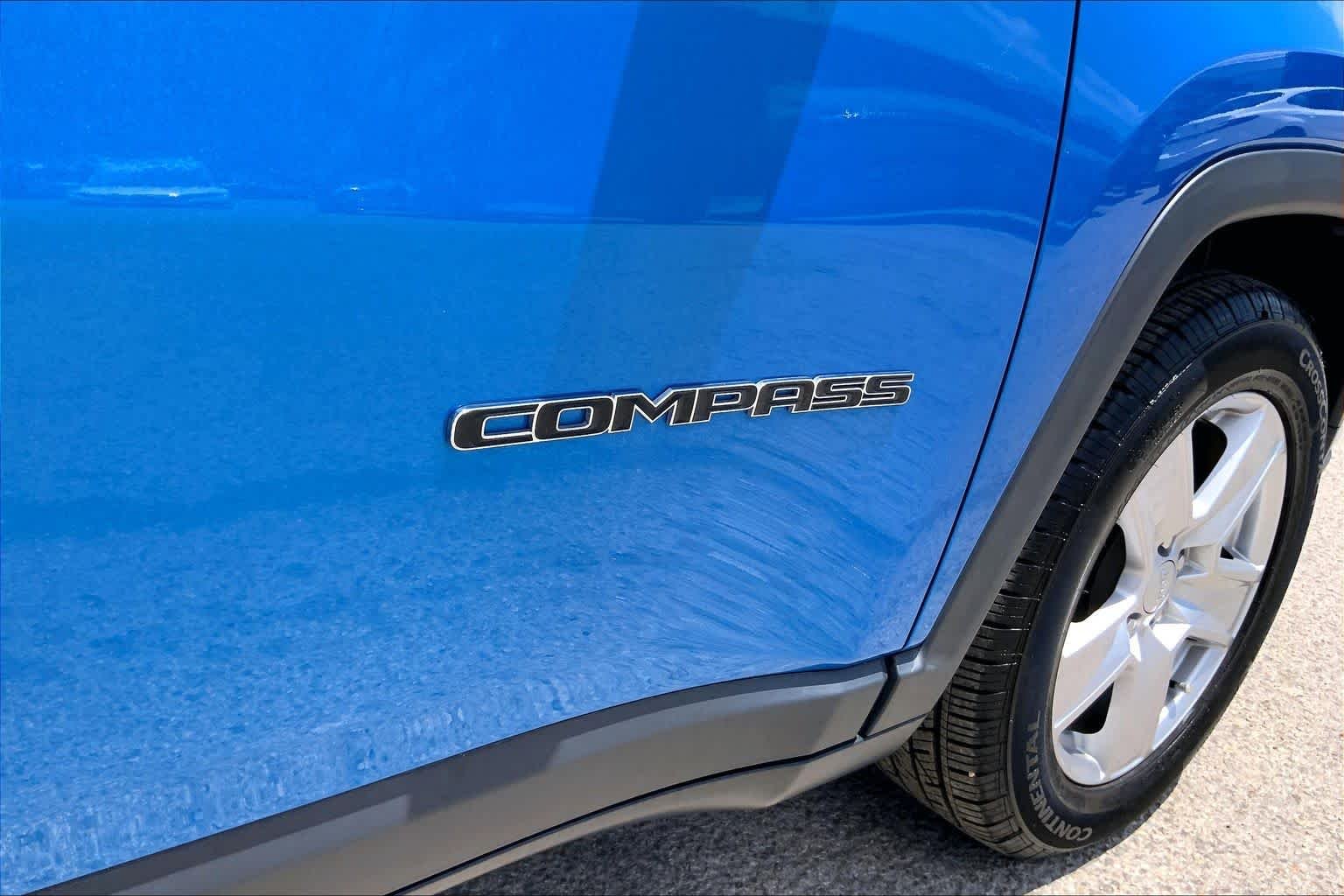 Used 2022 Laser Blue Pearlcoat Jeep Latitude image 10