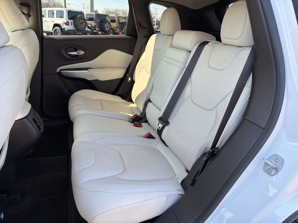 Used 2018 White Jeep Overland image 21