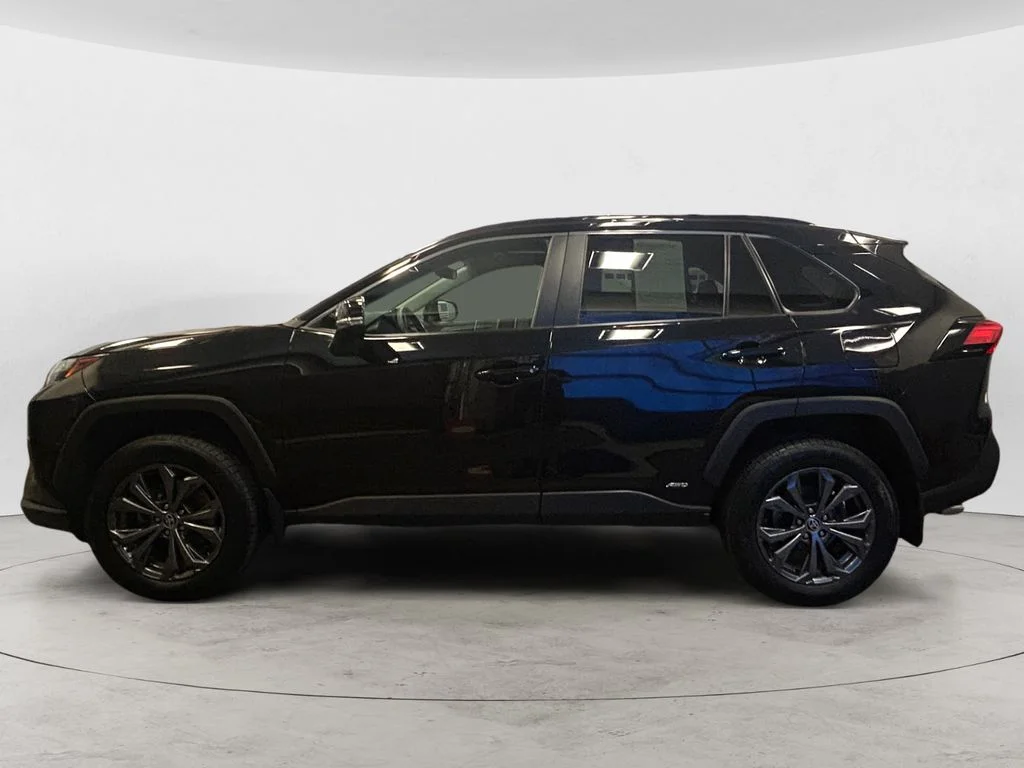Used 2022 Midnight Black Toyota XLE Premium image 2