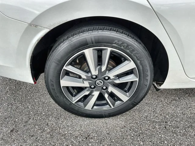 Used 2022 White Nissan 1.6 SV image 20