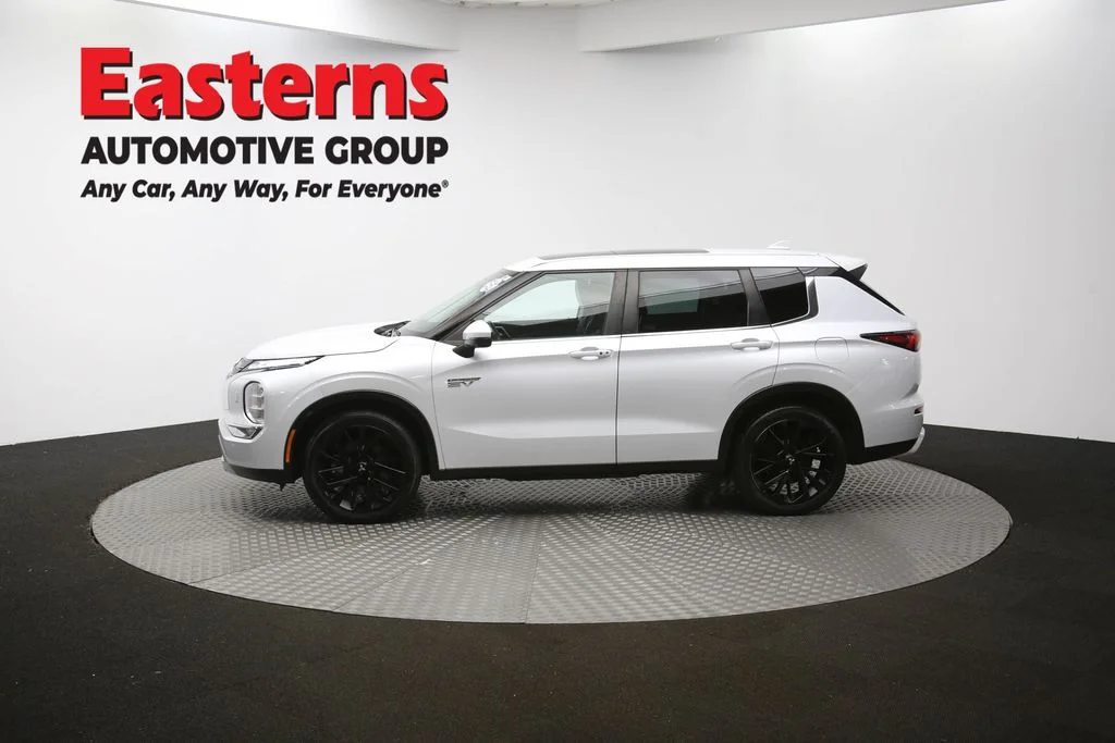 Used 2023 White Mitsubishi SE image 60