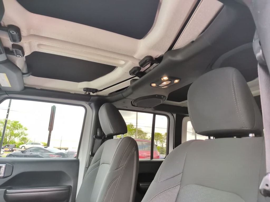 Used 2020 White Jeep Unlimited Sport Altitude image 26
