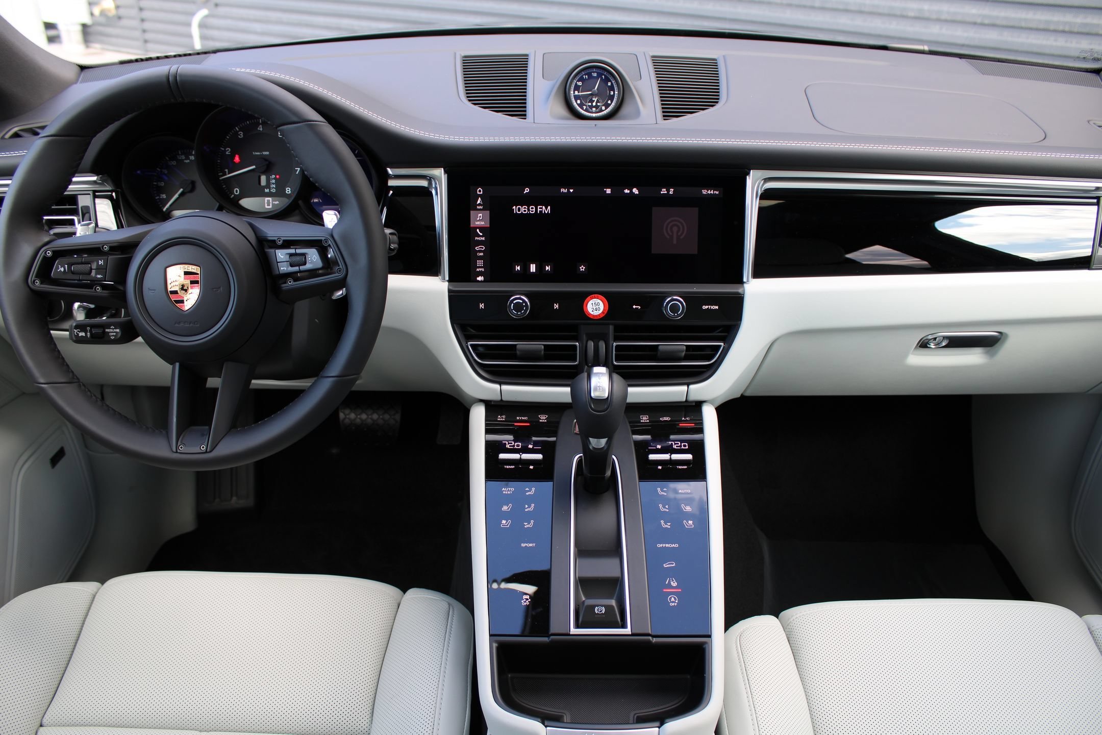 2026 Porsche Macan T - Photo 22