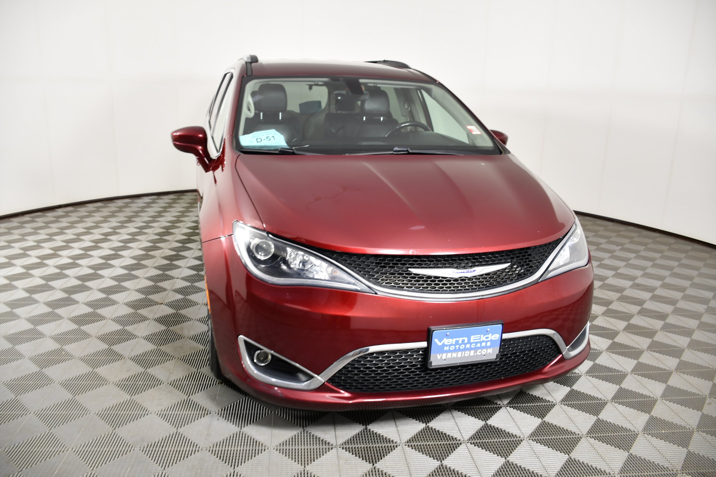 Used 2019 Velvet Red Pearlcoat Chrysler Touring L image 3