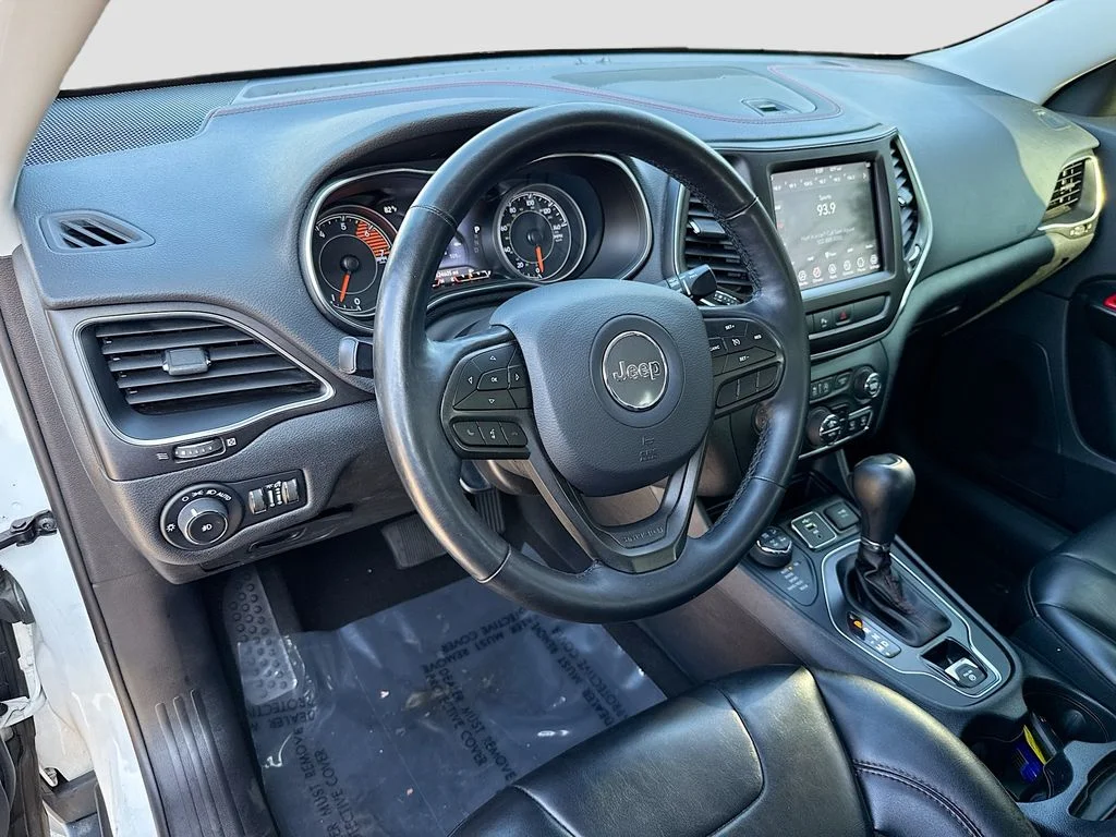 Used 2019 Bright White Clearcoat Jeep Trailhawk image 9
