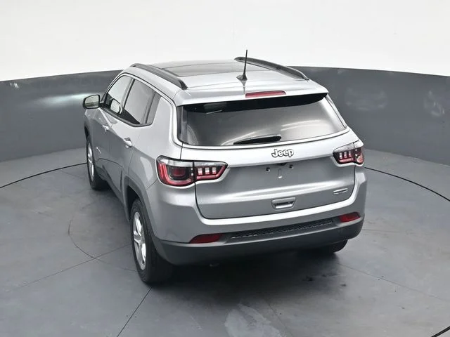 Used 2023 Silver Jeep Latitude image 26