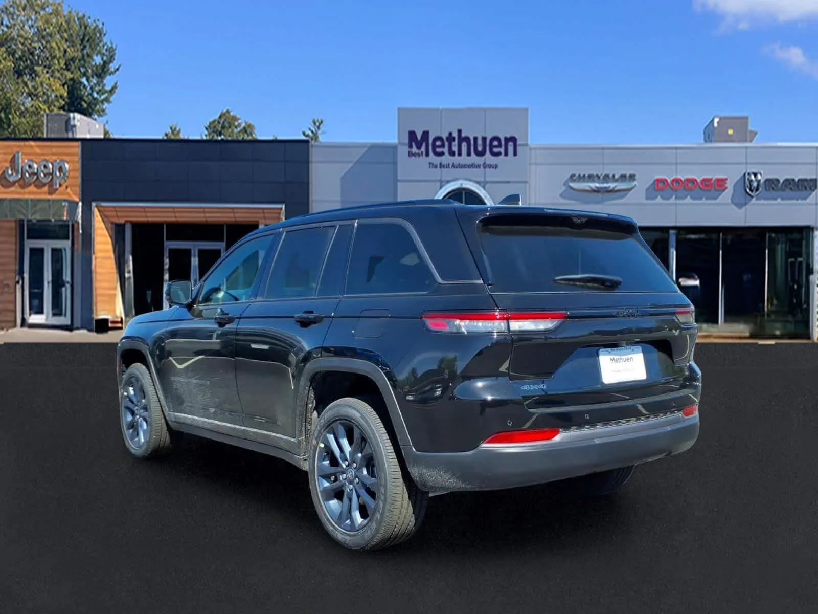 New 2026 Diamond Black Crystal Pearlcoat Jeep 85th Anniversary Edition image 4