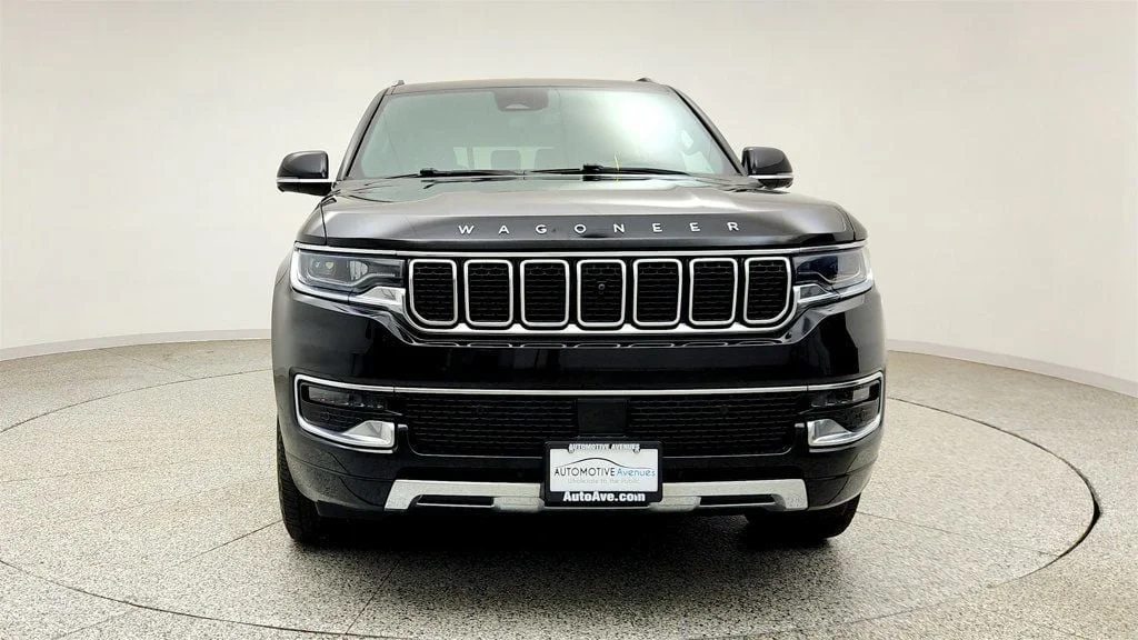 Used 2023 Diamond Black Crystal Pearlcoat Jeep Series III 4x4 w/ Convenience Group & Quadra-Lift Suspension image 2