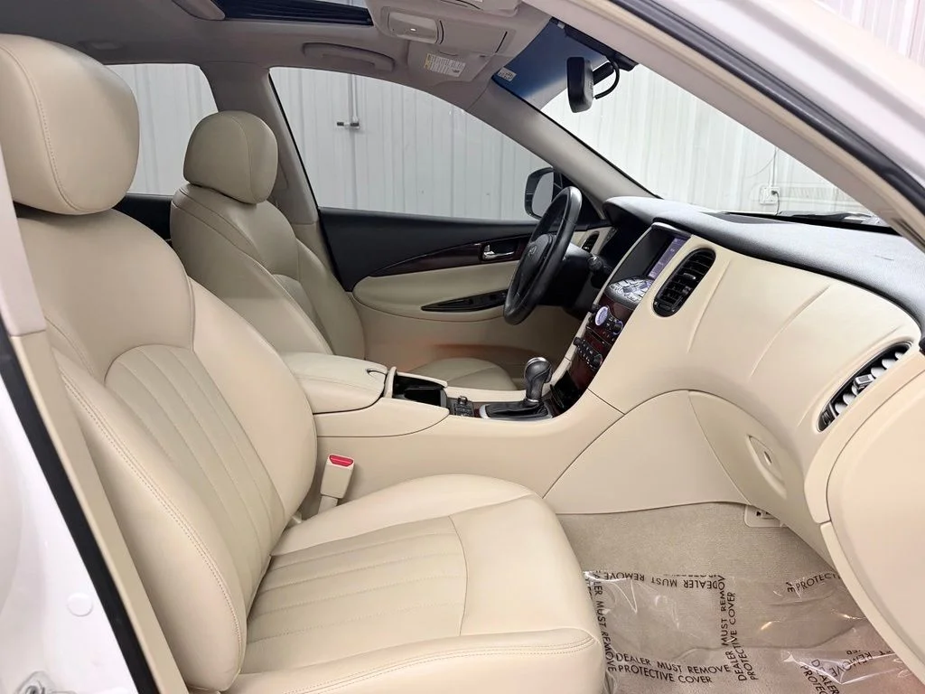 Used 2017 White INFINITI Base image 40