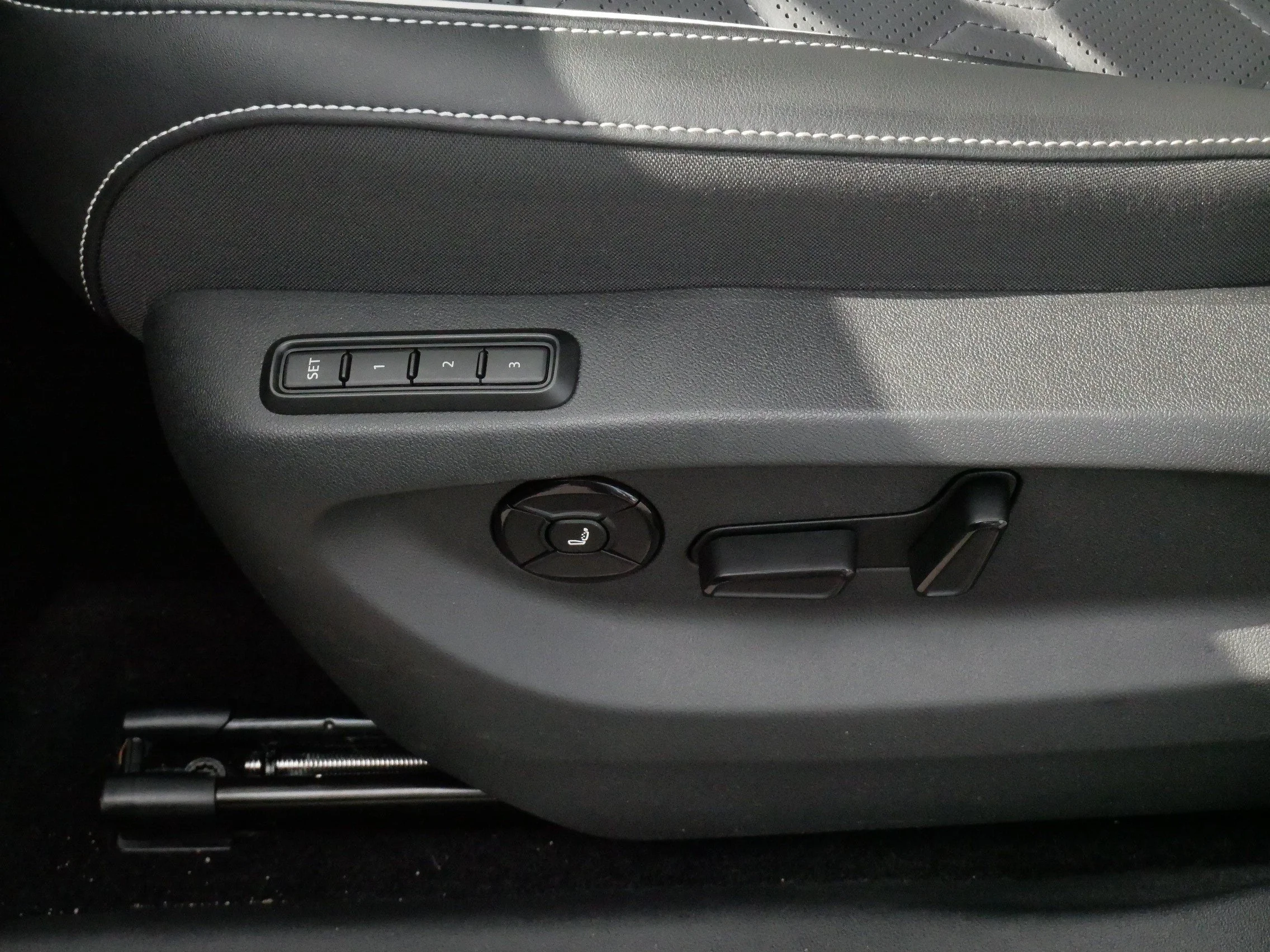 Certified Used 2025 Sandstone Volkswagen SEL R-Line image 20