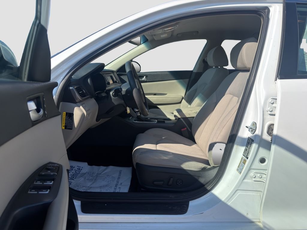 Used 2016 White Kia LX image 9