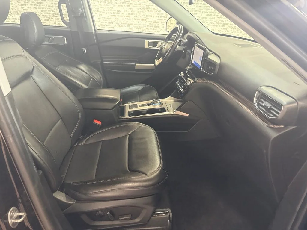 Used 2022 Agate Black Metallic Ford Limited image 11