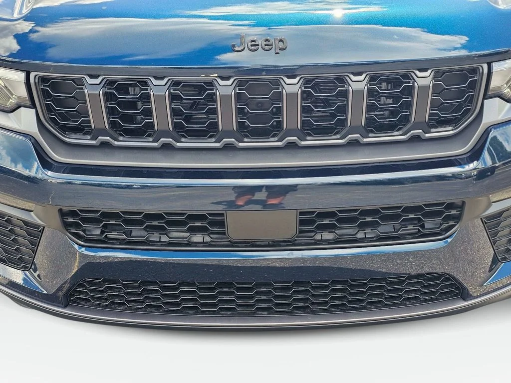 New 2027 Fathom Blue Pearl-Coat Paint Jeep Limited image 3