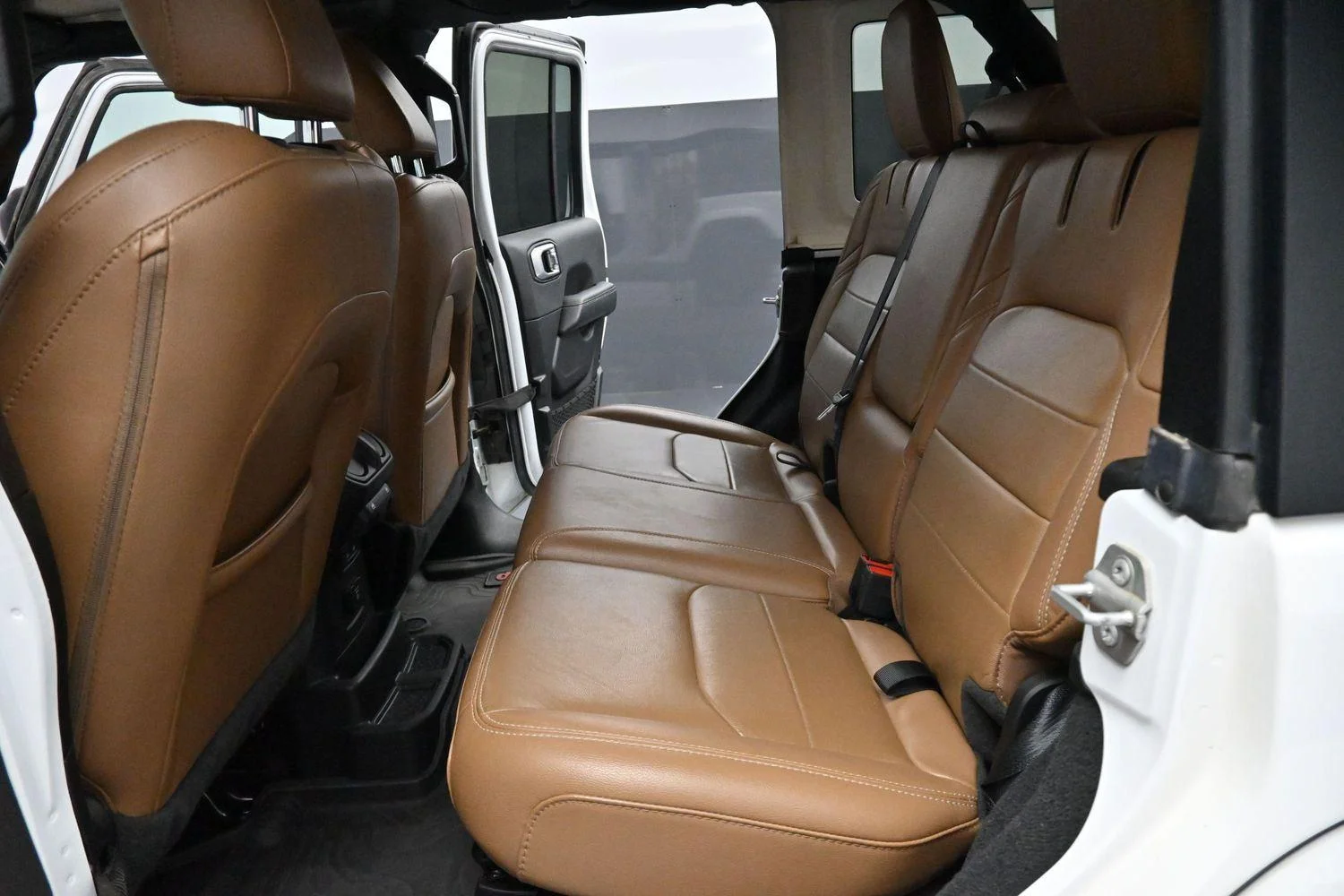 Used 2022 Bright White Clearcoat Jeep Unlimited Sahara image 28