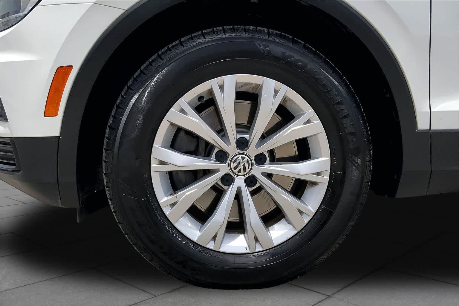 Used 2018 Pure White Volkswagen SE image 11